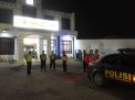 Polsek Asemrowo Pantau Keamanan di Kantor Bank Lewat Patroli Malam