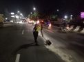 Satlantas Polres Tanjung Perak, Timbun Tumpahan Oli di Jalan Jakarta