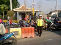 Unit Lantas Polsek Asemrowo Atur Lalu Lintas Pagi di Jalan Tambak Mayor