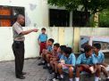 Babinkamtibmas Kenjeran Narsis Bareng Murid-murid SDN 248
