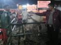 Babinkamtibmas Sidotopo Pantau Penyembelihan Sapi di RPH Semampir