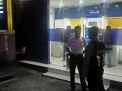 Satsabhara Polres Tanjung Perak Lakukan Patroli Malam di Kantor Bank