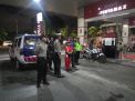 Patroli Malam di SPBU, Polsek Asemrowo Sampaikan Pesan Waspada Uang Palsu