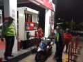 Polsek Pabean Cantikan Lakukan Patroli Malam di SPBU, Sampaikan Waspada Uang Palsu