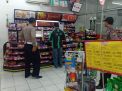 Patroli Malam di Mini Market, Polsek Kenjeran Sampaikan Pesan Waspada Uang Palsu