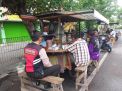 Babinkamtibmas Polsek Pabean Cantikan Sambang Pengunjung Warung, Titip Pesan Anti Hoax