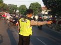 Bantu Keberangkatan Pekerja & Anak Sekolah, Polsek Krembangan Lakukan Pengaturan Pagi