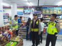 Polsek Asemrowo Gelar Patroli Malam di Mini Market Sampaikan Pesan Waspada Uang Palsu