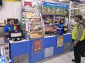 Polsek Pabean Cantikan Gelar Patroli Malam di Mini Market, Sampaikan Waspada Uang Palsu