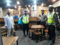 Gelar Patroli di Warkop & Cafe, Polsek Asemrowo Sampaikan Himbauan Jaga Jarak