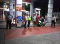 Pantau Keamanan di SPBU, Polsek Semampir Lakukan Patroli Malam