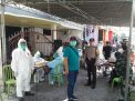 Babinkamtibmas Sidotopo Wetan Bersama Babinsa Kawal Kegiatan Rapid Test