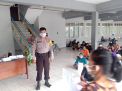 Babinkamtibmas Sidotopo Kawal Pembagian BLT di Kantor Kelurahan