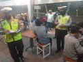 Tekan Penyebaran Covid-19, Polsek Asemrowo Bagikan Masker Gratis