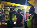 Polsek Semampir Sosialisasikan Aturan Jam Malam & Bagikan Masker Gratis Ke Warkop