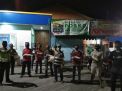 Babinkamtibmas Takal Kedinding Bagikan Bantuan Beras Untuk Warga Kurang Mampu di Kampung Tangguh