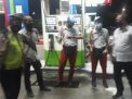 Polsek Asemrowo Patroli SPBU di Malam Hari, Titip Pesan Waspada Perampasan Uang