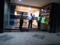 Pantau Keamanan Kantor Bank, Pesonil Polsek Pabean Cantikan Lakukan Patroli Malam