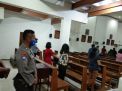 Polsek Kenjeran Gelar Pengamanan Kebaktian Malam Natal di Gereja Ratu Pecinta Damai