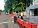 Urkes Polres Tanjung Perak Lakukan Cek Suhu Badan di Depan Gerbang Mako