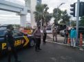 Cegah Kerumunan, Polsek Kenjeran Tutup Akses Jembatan Suroboyo