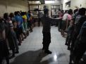 Polsek Krembangan Lakukan Cek Ruang Tahanan, Antisipasi Penyelundupan Barang-Barang Terlarang