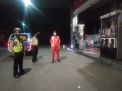 Polsek Pabean Cantikan Ingatkan Waspada Uang Palsu Dalam Kegiatan Patroli Malam di SPBU