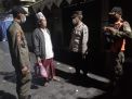 Polsek Semampir Lakukan Patroli Jalan Kaki, Pantau Penerapan Prokes di Wisata Religi Ampel