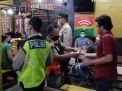 Polsek Krembangan Bersama Satpol PP Sasar Warung-Warung Dalam Rangka Operasi Pemberlakuan Jam Malam