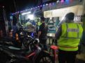 Panit Binmas Polsek Krembangan Pimpin Operasi Jam Malam & Penertiban Masker di Warkop-Warkop