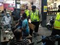 Panit Reskrim Polsek Krembangan Pimpin Operasi Jam Malam & Penertiban Masker, Sasar Warung-Warung