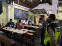 Kanit Lantas Polsek Krembangan Pimpin Operasi Jam Malam, Sasar Warung-Warung