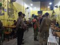 Polsek Kenjeran Sambang Beberapa Warkop, Gelar Operasi Penertiban Masker