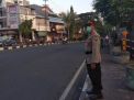 Personil Polsek Semampir Laksanakan Pengaturan Pagi Untuk Cegah Kemacetan Lalu Lintas di Jalan Karang Tembok