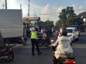 Unit Lantas Polsek Asemrowo Lakukan Pengaturan Rutin Pagi Hari, Berikan Pelayanan Kepada Masyarakat