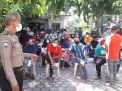 Babinkamtibmas Kenjeran Kawal Pelaksanaan Vaksinasi di Kantor Kelurahan