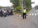 Unit Lantas Polsek Asemrowo Atur Lalu Lintas Pagi di Jalan Dupak Rukun