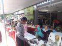 Babinkamtibmas Takal Kedinding Kawal Acara Bazar Kuliner di Jalan Tanah Merah