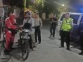 Polsek Asemrowo Gelar Patroli Malam di SPBU, Sampaikan Pesan Waspada Uang Palsu