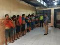Polsek Krembangan Lakukan Cek Tahanan Dilanjutkan Pemberian Makan Pagi