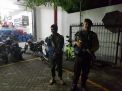 Satsabhara Polres Tanjung Perak Gelar Patroli Malam di Mini Market, Sampaikan Waspada Curanmor