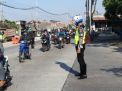 Satlantas Polres Tanjung Perak Gelar Pengaturan Pagi Bantu Keberangkatan Pekerja