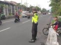 Bantu Keberangkatan Anak Sekolah, Polsek Asemrowo Gelar Pengaturan Pagi