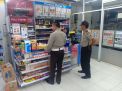 Patroli Malam di Mini Market, Polsek Kenjeran Sampaikan Waspada Uang Palsu