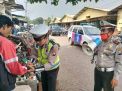Unit Lantas Polsek Asemrowo Sosialisasikan Pencegahan Corona Ke Pedagang Pasar Loak