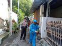 Babinkamtibmas Sidotopo Bersama Satgas Linmas Lakukan Penyemprotan Disinfektan