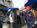 Babinkamtibmas Krembangan Utara Sampaikan Himbauan Jaga Jarak Ke Pengunjung Pasar
