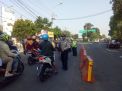 Hari Terakhir PSBB, Polsek Asemrowo Tetap Lakukan Penyekatan Kendaraan