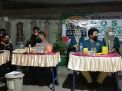 Babinkamtibmas Takal Kedinding Dampingi Mahasiswa ITATS Beri Bantuan Hand Sanitizer Ke Kampung Tangguh