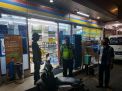 Polsek Semampir Gelar Patroli Malam di Mini Market, Titip Pesan Waspada Uang Palsu